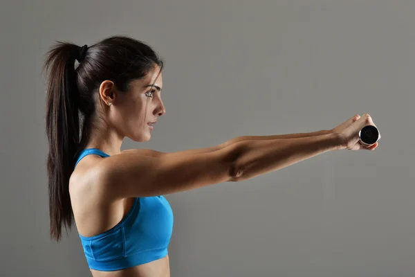 Hermosa mujer de fitness haciendo ejercicio — Foto de Stock