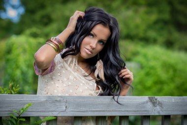 kürk küpe dışında poz ile esmer