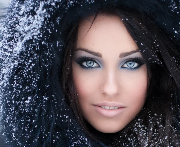 Kvinna i en snöig lurviga huva Stockfoto
