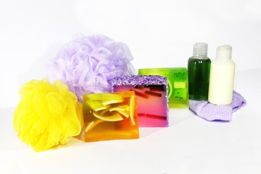 kompozisyon bir sünger yıkamak için renkli sabun ve şampuan şişesi