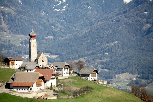 Typisch Italiaanse dorp in Zuid-Tirol met kerk Rechtenvrije Stockfoto's