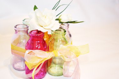 pembe kurdele ile renkli cam şişe