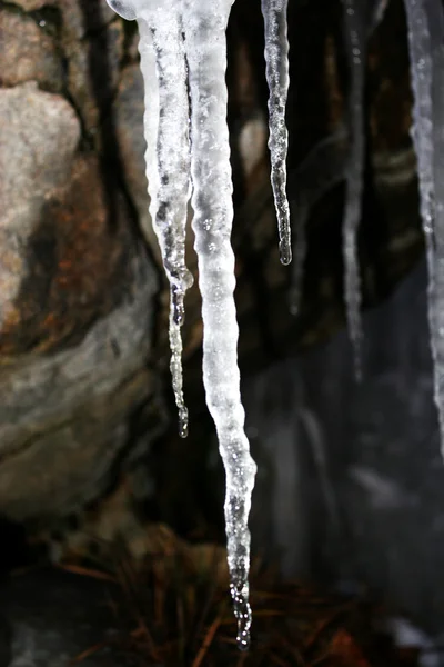 Estalactites de gelo fecham em um dia de inverno — Fotografia de Stock