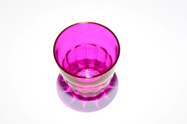 Primer plano de un vidrio teñido púrpura — Foto de Stock