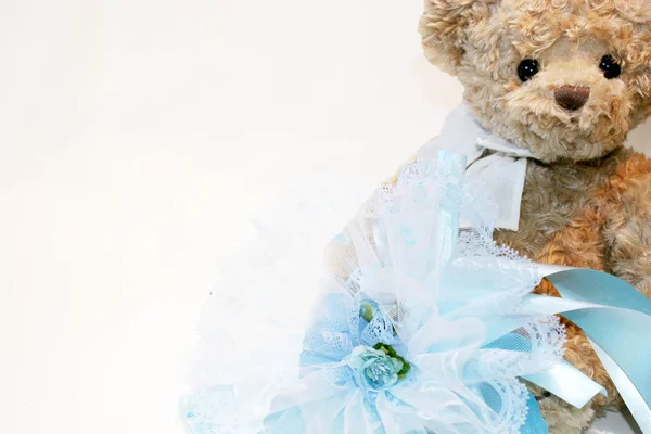 Милый плюшевый мишка с голубой ленточкой празднования новорожденного мальчика — стоковое фото