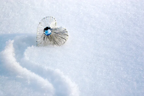 Beautiful crystal heart in the snow in a winter day — Stock Photo, Image