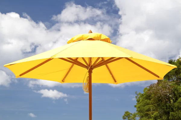 Ombrellone su spiaggia — Foto Stock