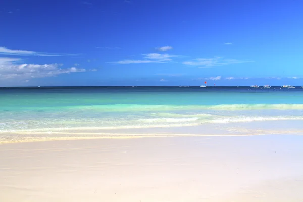 Красивый пейзаж лазурного океана и пляжа — стоковое фото
