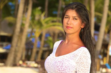 bir sahilde bikinili güzel seksi genç kız