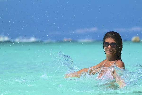 해변에서 비키니에 아름 다운 섹시 한 젊은 여자 — 스톡 사진