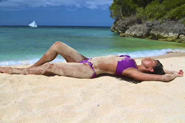 Das schöne sexy junge Mädchen im Bikini am Strand — Stockfoto