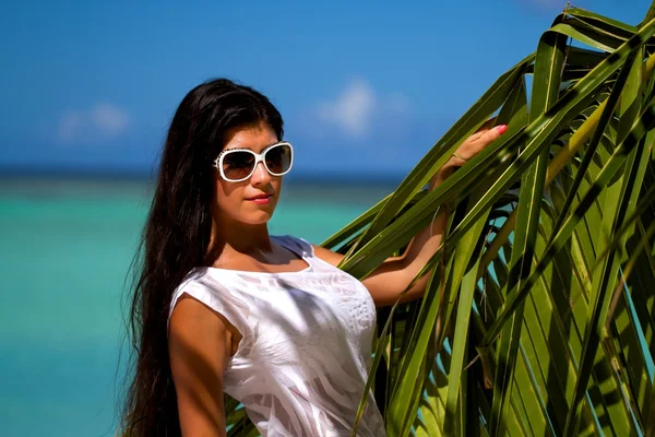 La belle jeune fille sexy en bikini sur une plage — Photo