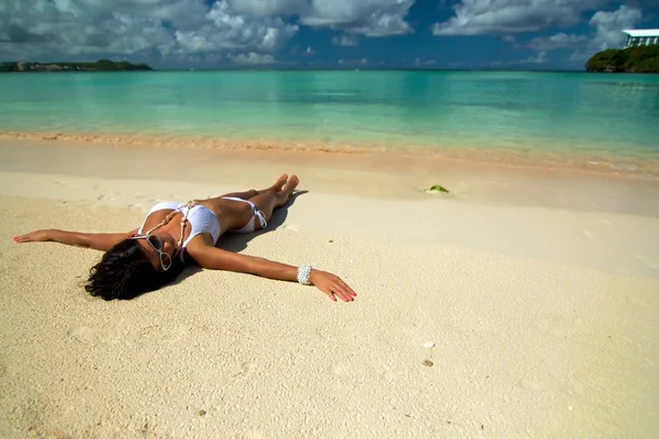 Den vackra sexig ung tjejen i bikini på en strand — Stockfoto