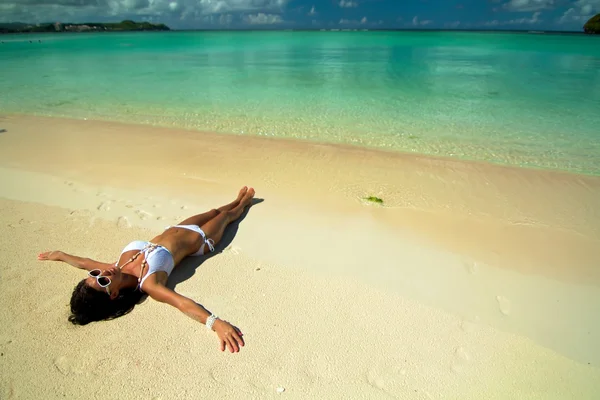 Das schöne sexy junge Mädchen im Bikini am Strand — Stockfoto