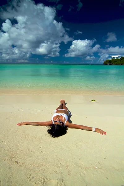 Das schöne sexy junge Mädchen im Bikini am Strand — Stockfoto