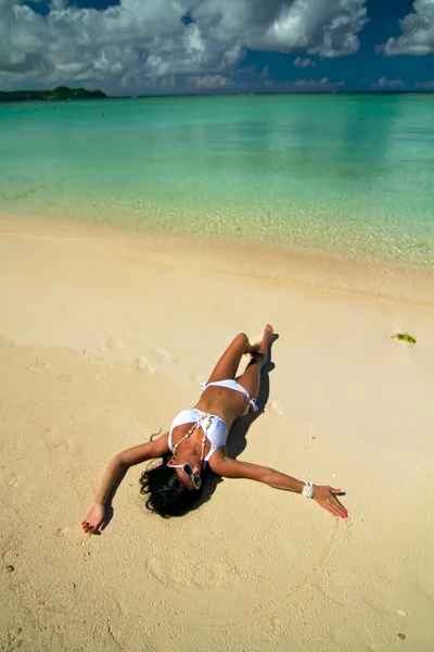 A bela menina sexy em biquíni em uma praia — Fotografia de Stock