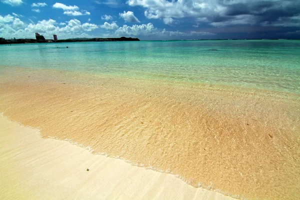 Красивый пейзаж лазурного океана — стоковое фото