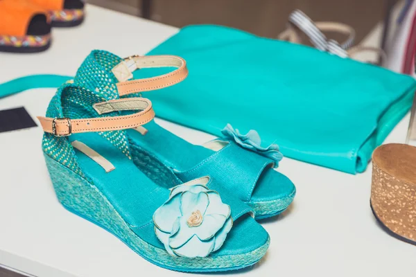Turkuaz sandalet ve el çantası