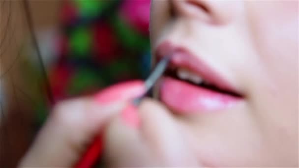 Lippenstift Mädchen in einem Schönheitssalon — Stockvideo