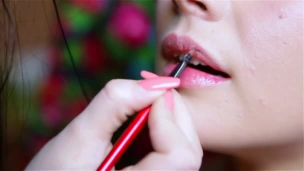 Lippenstift Mädchen in einem Schönheitssalon — Stockvideo