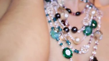 Kız gülümseyerek ve poz fotoğraf makinesi, reklam makyaj, güzellik için