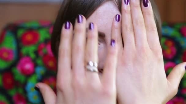 Ragazza copre il suo viso si presenta e manicure — Video Stock