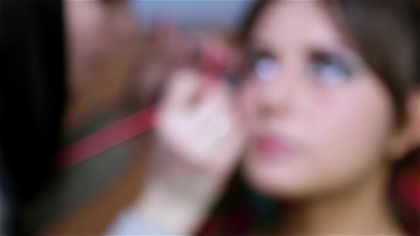 Жінка в салоні краси робить лайнер для очей, макіяж — стокове відео