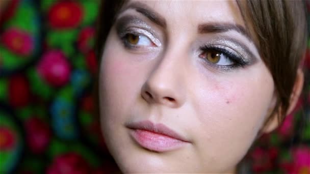 Mädchen öffnet und schließt die Augen, Make-up — Stockvideo