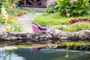 Havuzun deniz sandalet yalan