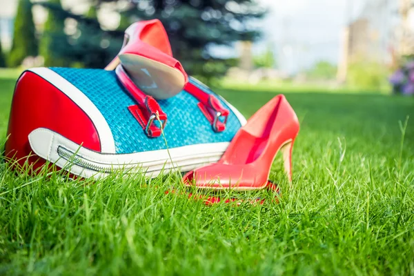 Los zapatos de las mujeres están en la bolsa y en el suelo, zapatos de verano de las mujeres — Foto de Stock