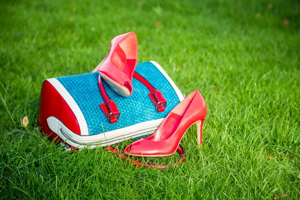 Damenschuhe sind auf der Tasche und auf dem Boden, Damensommerschuhe — Stockfoto