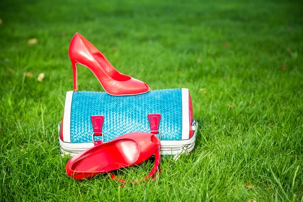 Los zapatos de las mujeres están en la bolsa y en el suelo, zapatos de verano de las mujeres — Foto de Stock