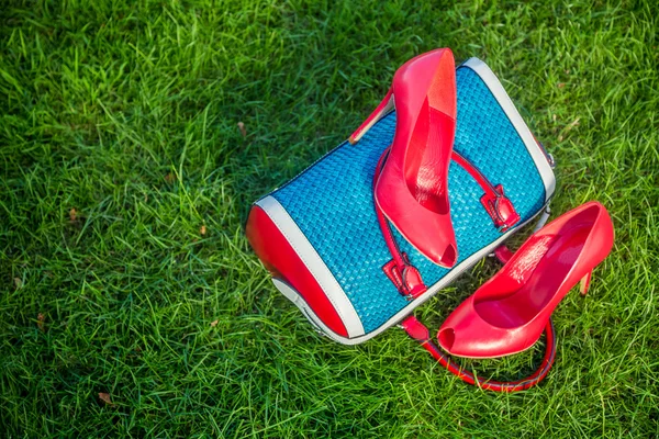 Scarpe da donna sono sulla borsa e sul terreno, scarpe estive delle donne — Foto Stock