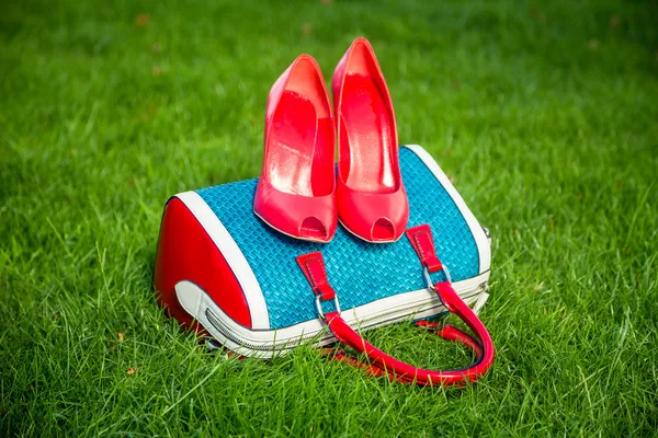 Dámské boty jsou na sáčku a na zemi, dámská letní obuv — Stock fotografie