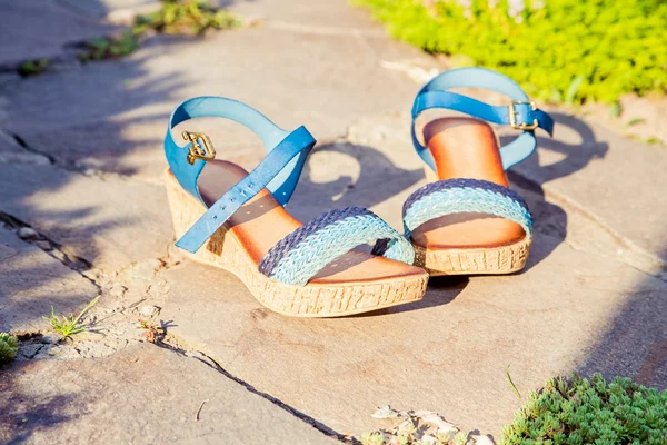 Sandalen zijn in steen, Damesschoenen — Stockfoto