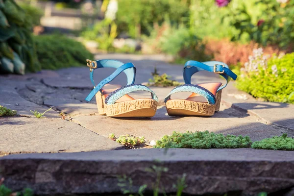 Сандалии в камне, женская обувь — стоковое фото