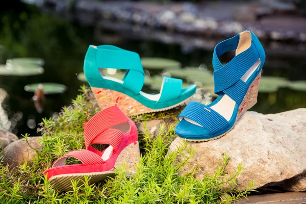 Dámské sandály jsou kameni prodej — Stock fotografie