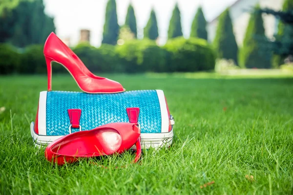 Damenschuhe sind auf der Tasche und auf dem Boden, Damensommerschuhe — Stockfoto