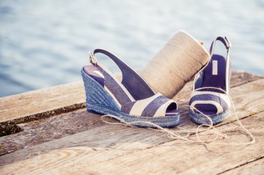 kadın terlik, Ayakkabı açık havada etrafında bir iplik yumağı