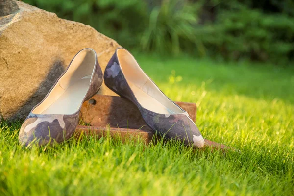 Damenschuhe, Ballettflaches auf Gras, militärischer Stil — Stockfoto