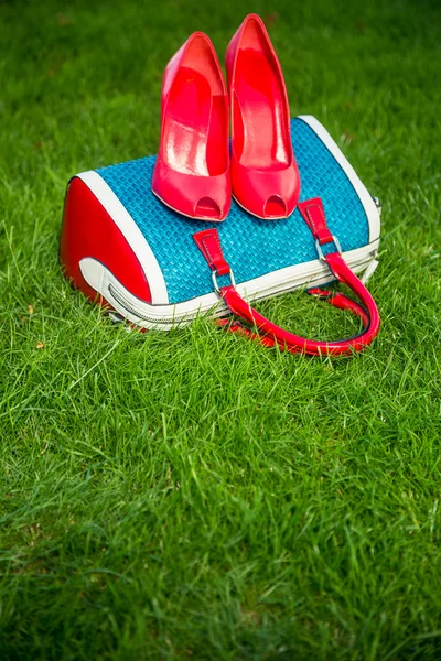 Dámské boty jsou na sáčku a na zemi, dámská letní obuv — Stock fotografie
