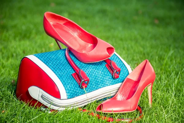 Женская обувь на сумке и на земле, женская летняя обувь — стоковое фото