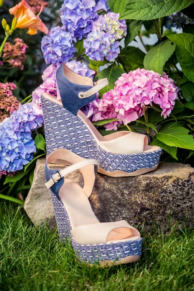 Italienische Schuhe, elegante Sandalen im Garten — Stockfoto