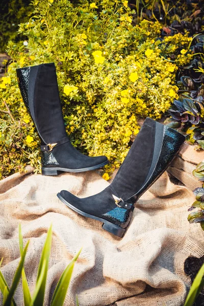 Zwart suède laarzen in herfst Tuin, Damesschoenen — Stockfoto