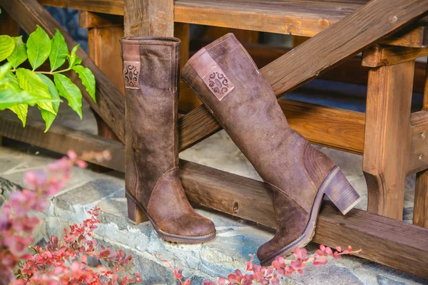 Botas de camurça das mulheres, botas de outono ao ar livre — Fotografia de Stock