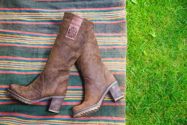 Botas de camurça mulheres mentir na grama — Fotografia de Stock