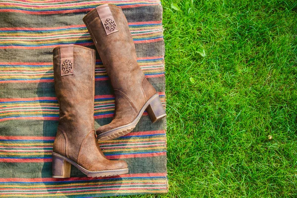 Замшевые ботинки женщины лежат на траве — стоковое фото