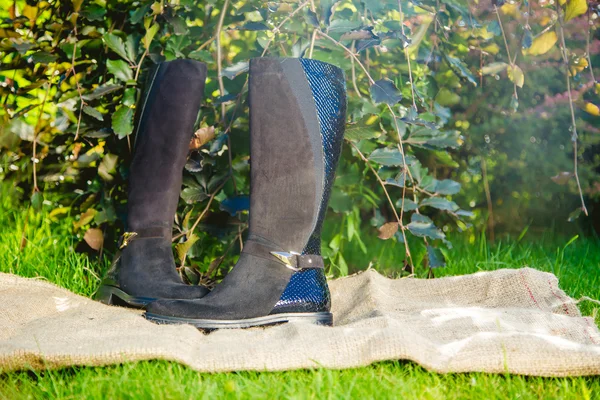 Botas de camurça mulheres mentir na grama — Fotografia de Stock