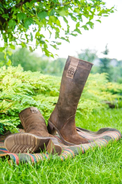 Bottes en daim femmes reposent sur l'herbe — Photo