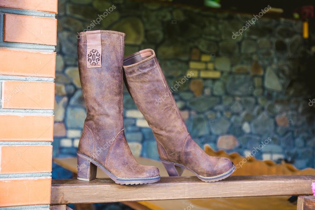 Wildlederstiefel Frauen liegen auf dem Gras - Stockfotografie